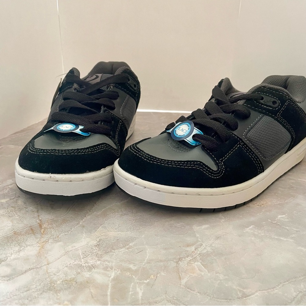Children’s Place boys sneaker. Leather upper balance man. Size US 4. New - Picture 1 of 11